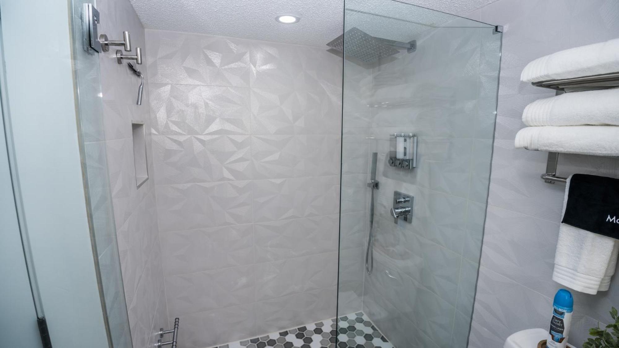 New Rental - 3Br 3Ba Corner Beachfront - 2024 Remodel - 3 Pools, Tiki Hut, Gym, Tennis Panama City Beach Buitenkant foto